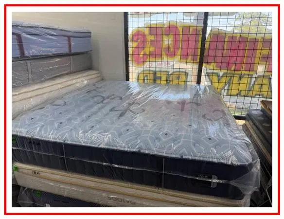 KING & SIZE STEARNS & FOSTER ESTATE MATTRESS & BOX SPRINGS BED SET