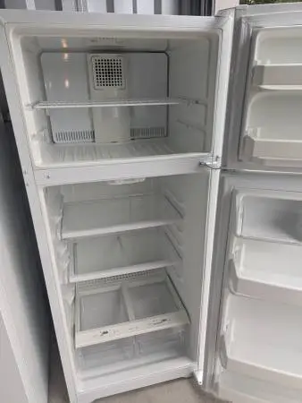 GE GTE18GTHERWW Top-Freezer Refrigerator and microwave
