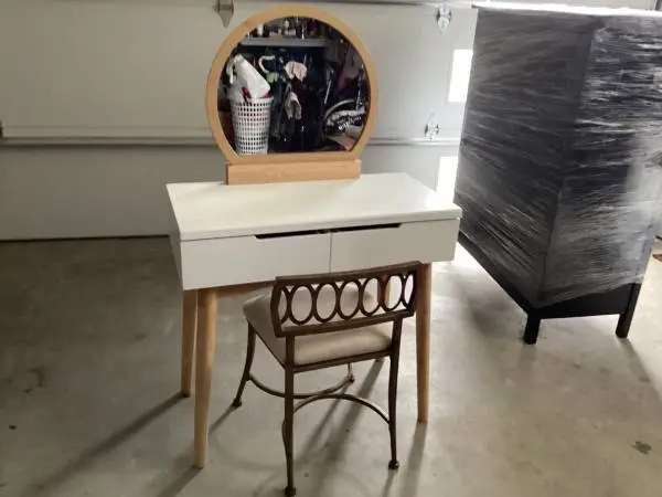 Vanity desk and chair set