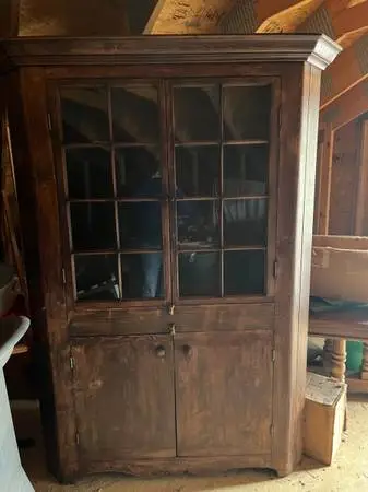 Corner hutch