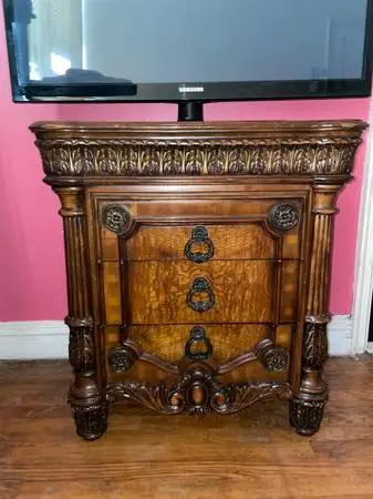 Pulaski Salerno Solid Wood Bedroom Carved Wooden Cabinet Nightstand