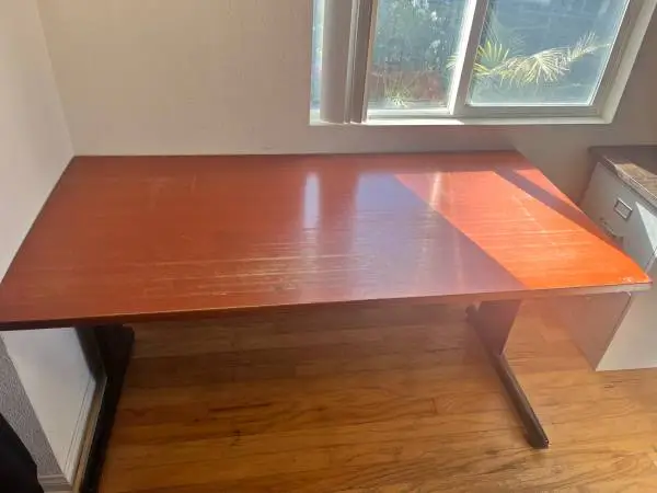 Sturdy wood top with metal legs desk
