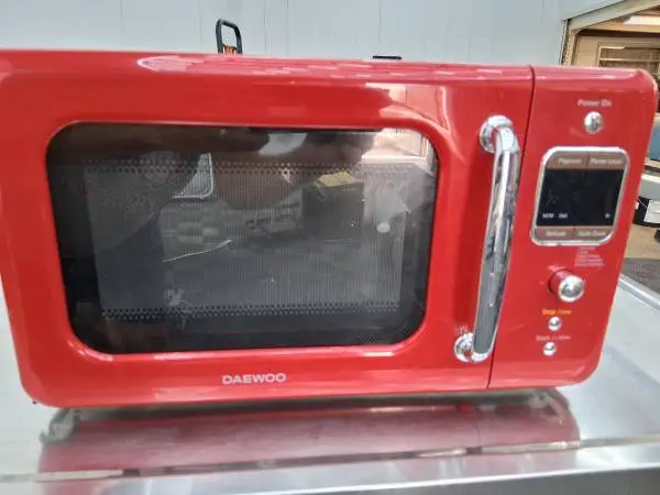 Daewoo retro style compact microwave