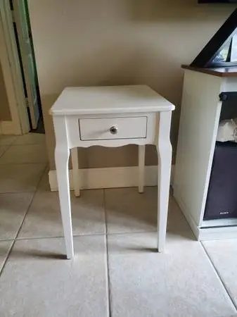 2 white high-end end tables/nightstands