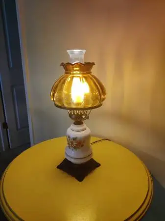 💡 Vintage‑Style Hurricane Lamp – Floral Base & Amber Glass Shade (Rea
