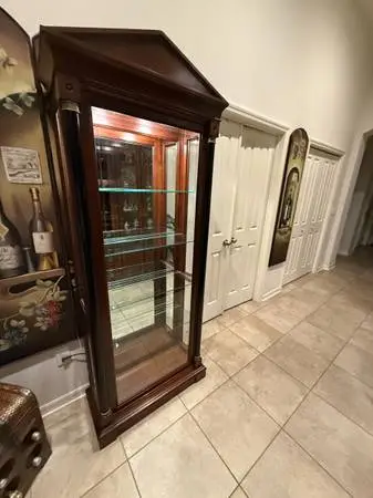 Ethan Allen Medallion Collection Cherry Curio Cabinet w/ Black Columns