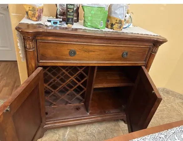 Wine and liquor bar