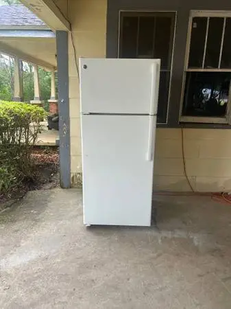 GE Refrigerator With Freezer on Top With Icemaker