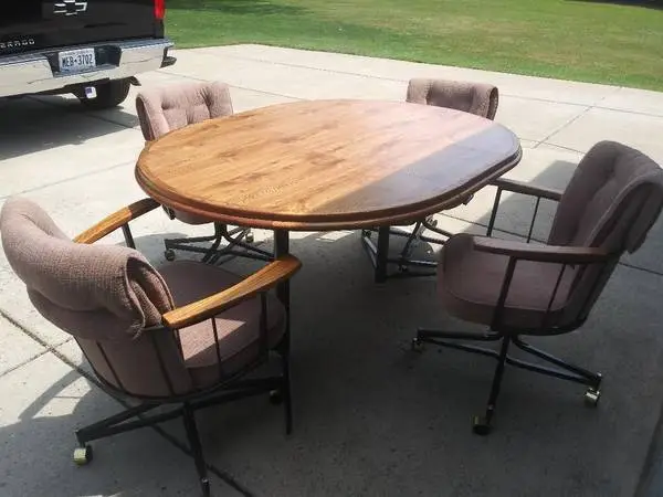 Oak Kitchen table 4 chairs with rollers and 2 leafs