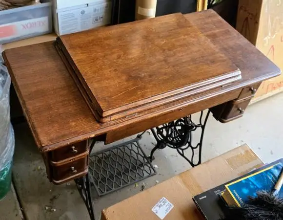 Singer Sewing MachineTreadle 1904 Mahogany Serial # 4086616 Works