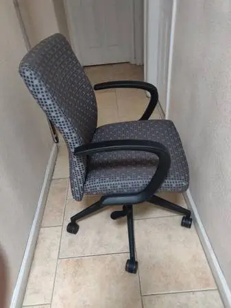 SET OF TWO OFFICE CHAIRS IN EXCELLENT CONDITION.