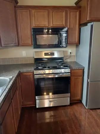 Large Whirlpool 1.6-cu 1000 Watt Over the Range Microwave Sensor cook