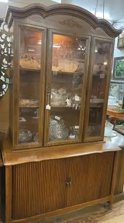 VINTAGE ILLUMINATED SLIDING DOOR HUTCH