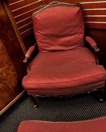 Several side accent charming chairs ! Excellent condition