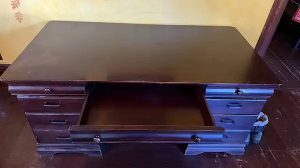 Large executive desk / attorneys desk with 5 drawers $150