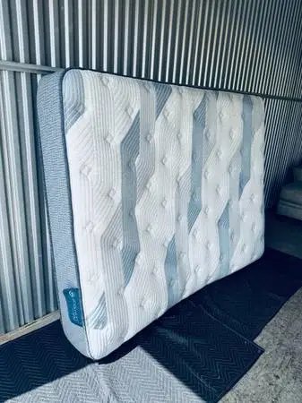 Upscale Serta i Comfort Queen Hybrid Mattress (Never Used)