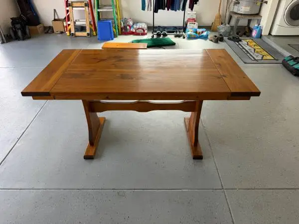 Dining Table w/ two leaves and 4 chairs
