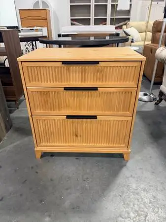 3-Drawer Caramel Solid Wood Transitional 29 Reeded Dresser Brand New
