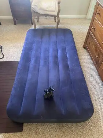 Inflatable one person floor mattress with electric pump