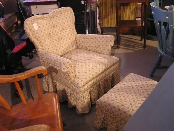 UPHOLSTERED CHAIR WITH OTTOMAN