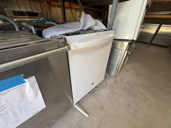 White GE Dishwasher Built In Hidden Controls Model # GD670SGV0WW Used