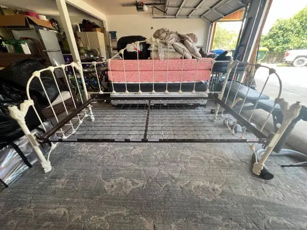 Trundle bed, extra mattresses, bedding