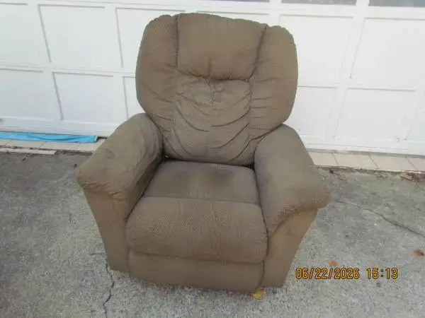 LA-Z-BOY RECLINER & ROCKER CHAIR