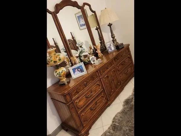 5pc Classic Vintage Bedroom Set (Thomasville furniture collection)