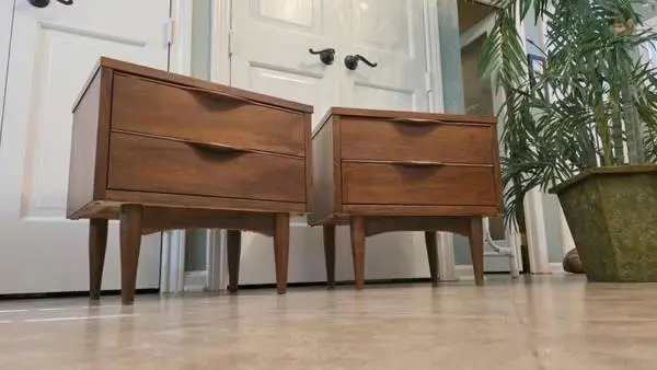 ►Mid Century Modern Nightstands Matching Pair in Walnut from 1960s