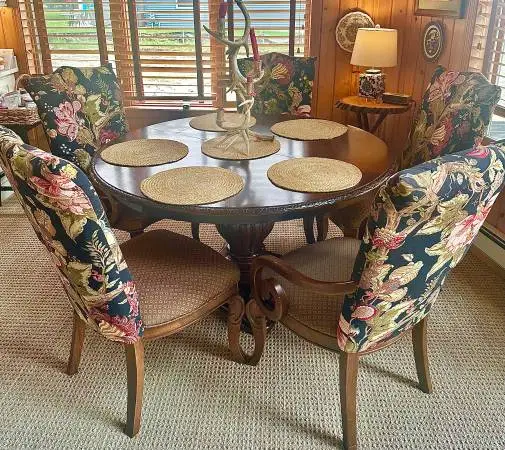 Beautiful Solid Wood Dining Table with 6 Upholstered Chairs mint cond