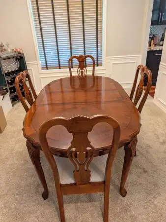 Traditional Mahogany / Cherry Dining Table & 4 Chairs