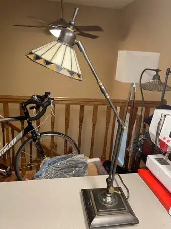 QUOIZEL ADJUSTABLE ARM TABLE / DESK LAMP with TIFFANY SHADE