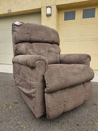 NEW LAZY BOY PINNICALE POWER LIFT CHAIR