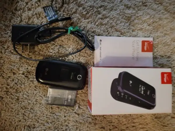 LG Revere 3 LG-VN170 3G Flip Cellular Original Box