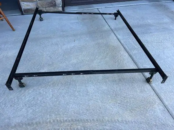 Metal Adjustable Bedframe Twin/Single to Queen