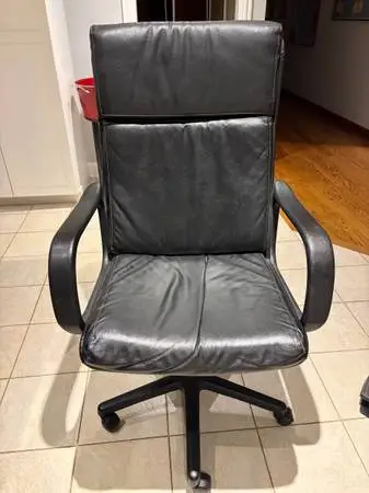 BLACK EXECUTIVE DESK CHAIR