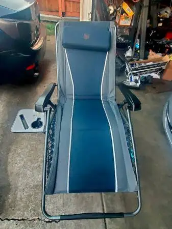 LOUNGE CHAIR WITH FOLDABLE SIDE TABLE
