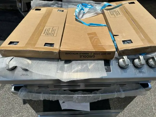 GE 30-in 5 Burners 5.3-cu ft Slide-in Natural Gas Range