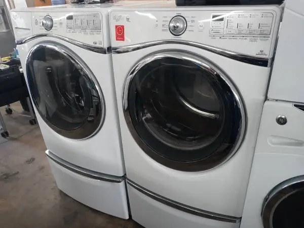 ★Whirlpool front load washer and dryer set on pedestals