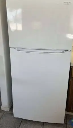 Like new! Frigidaire refrigerator / freezer with ice maker