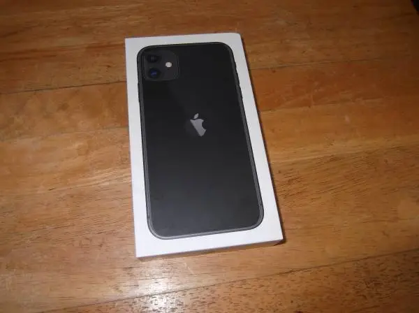 apple iphone new in box, dual cameras,ios 26, 6.1 screen,64gb, 6.1