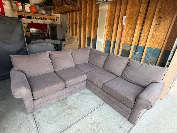 Basset Sectional - FREE DELIVERY 🚚