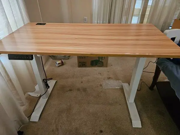 REDUCED: Sit stand desk with 4 memory levels
