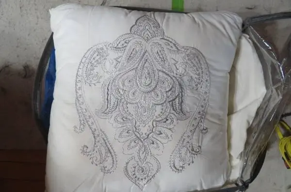 QUEEN COMFORTER - BED SET - LIKE NEW!