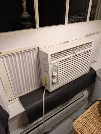 5000 BTU ARTIC KING WINDOW AC / Cools great and is light weight