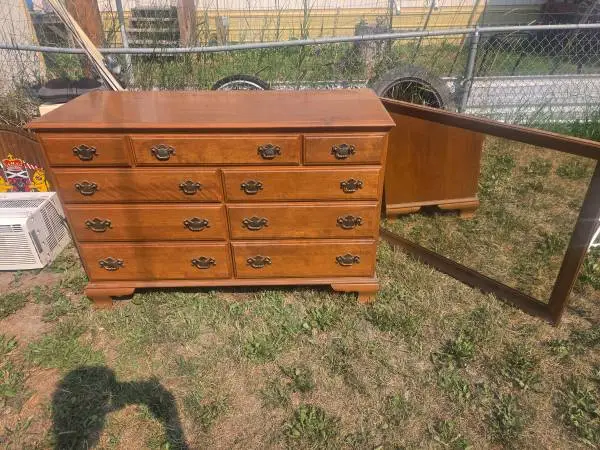 9 drawer Ethan Allen dresser w/ mirror