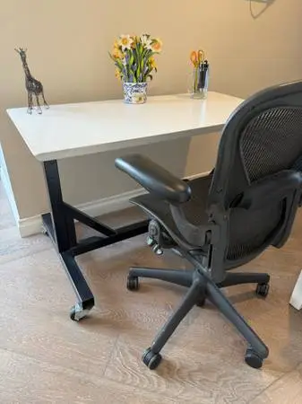 Workstation standing or sitting adjustable on wheels modern