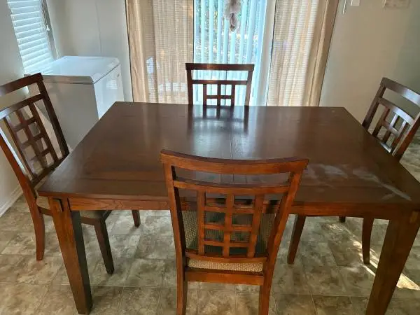 Dining Table for 4 w/ chairs