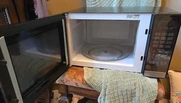 Oster 1,000 Watt Microwave Oven**