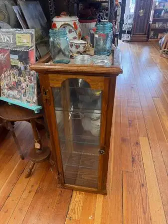 Small Oak Curio w/Glass Sides>New Loads>Furniture/Decor/Clothes...